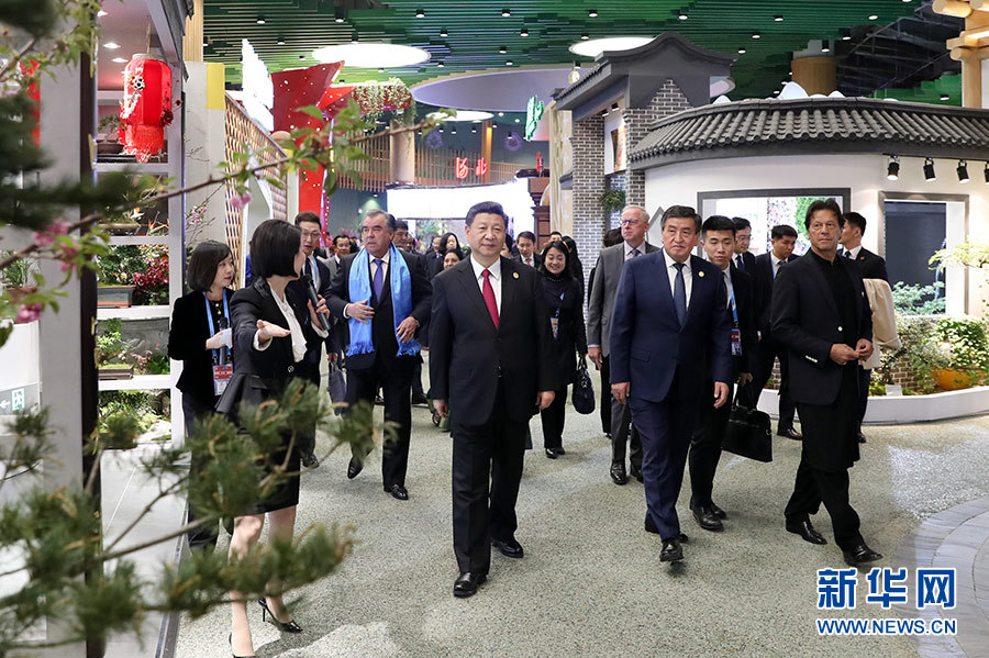 習(xí)近平和彭麗媛同出席2019年中國(guó)北京世界園藝博覽會(huì)的外方領(lǐng)導(dǎo)人夫婦共同參觀園藝展